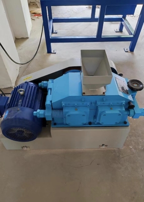 Pequeno triturador de rolos duplos de 1500 kg/h com alta utilização de energia